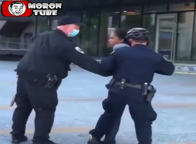 Video :When a police officer is being arrested, she spits on his face
